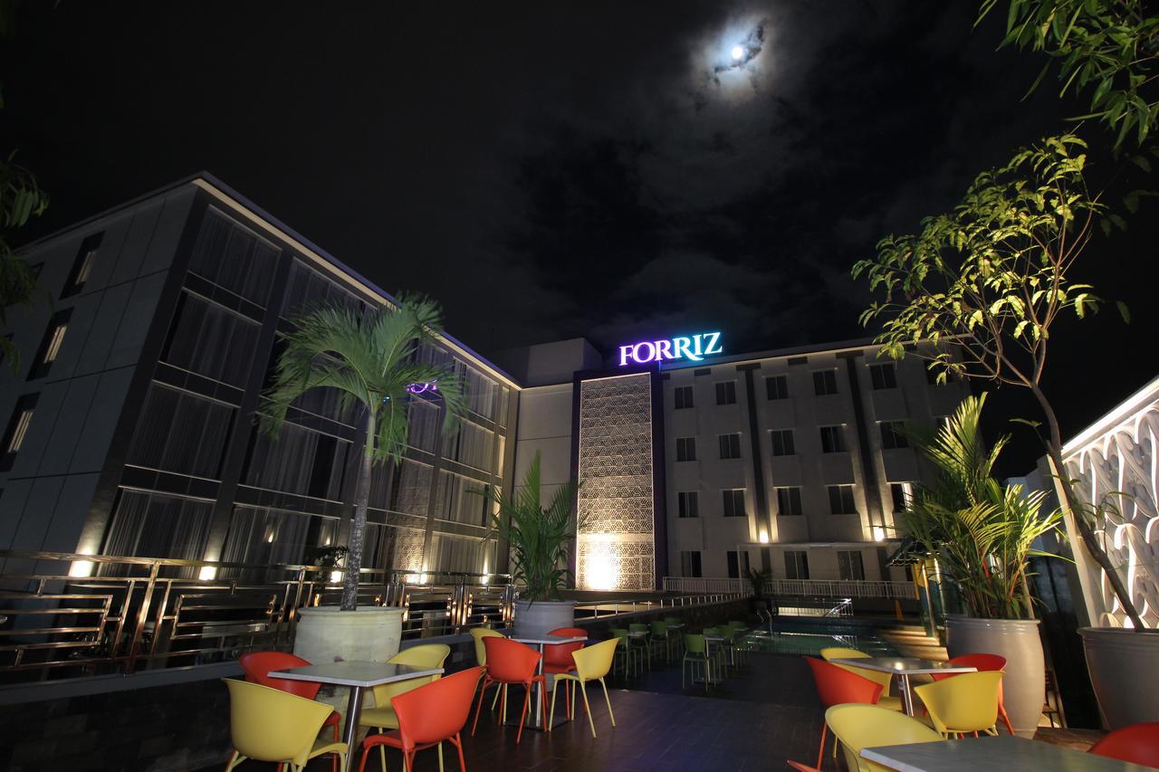 Forriz Hotel Jogjakarta Buitenkant foto